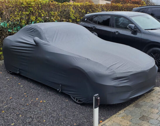 Een BMW Z4 met een Autohoes van DS COVERS er overheen